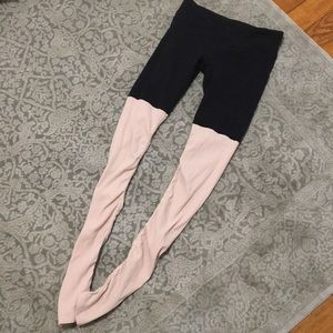 Alo Yoga goddess leggings in black and blush